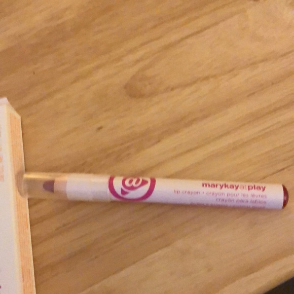 MaryKay Lip Crayon Purple Punch - Picture 3 of 3